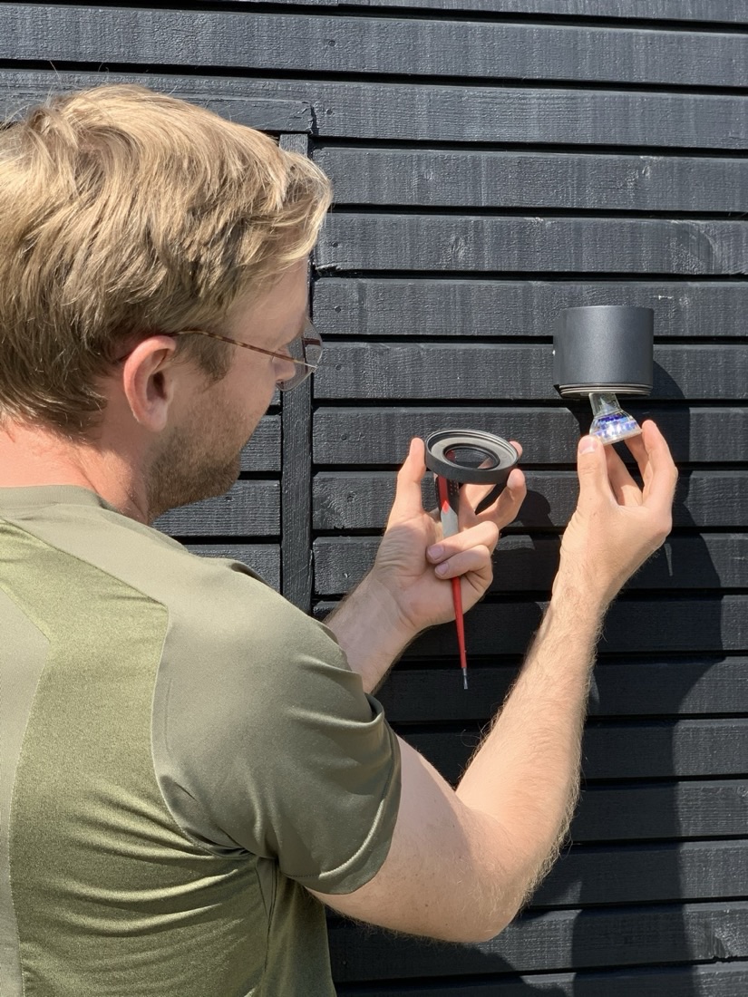 Anders Kejser monterer en udendørslampe